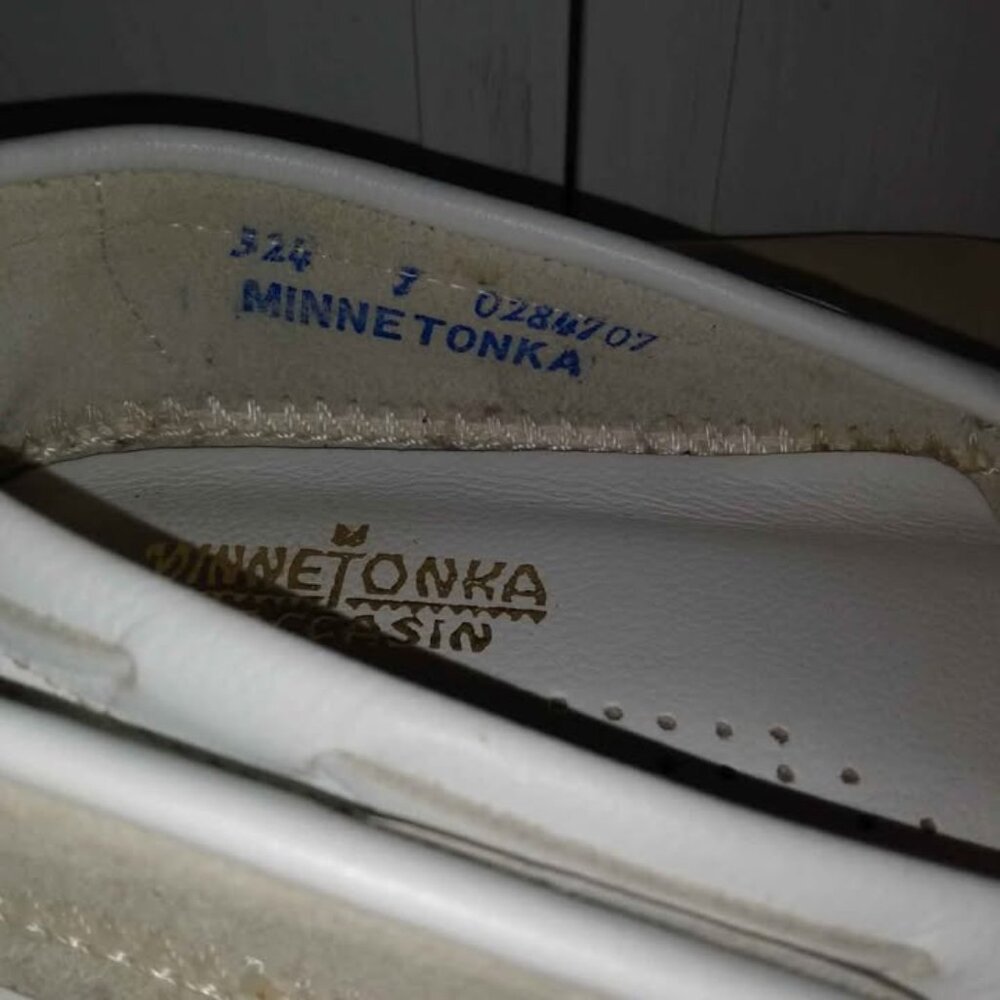 Minnetonka Moccasin White Leather 7 Fit Like 6 Narrow. - Picture 2 of 6